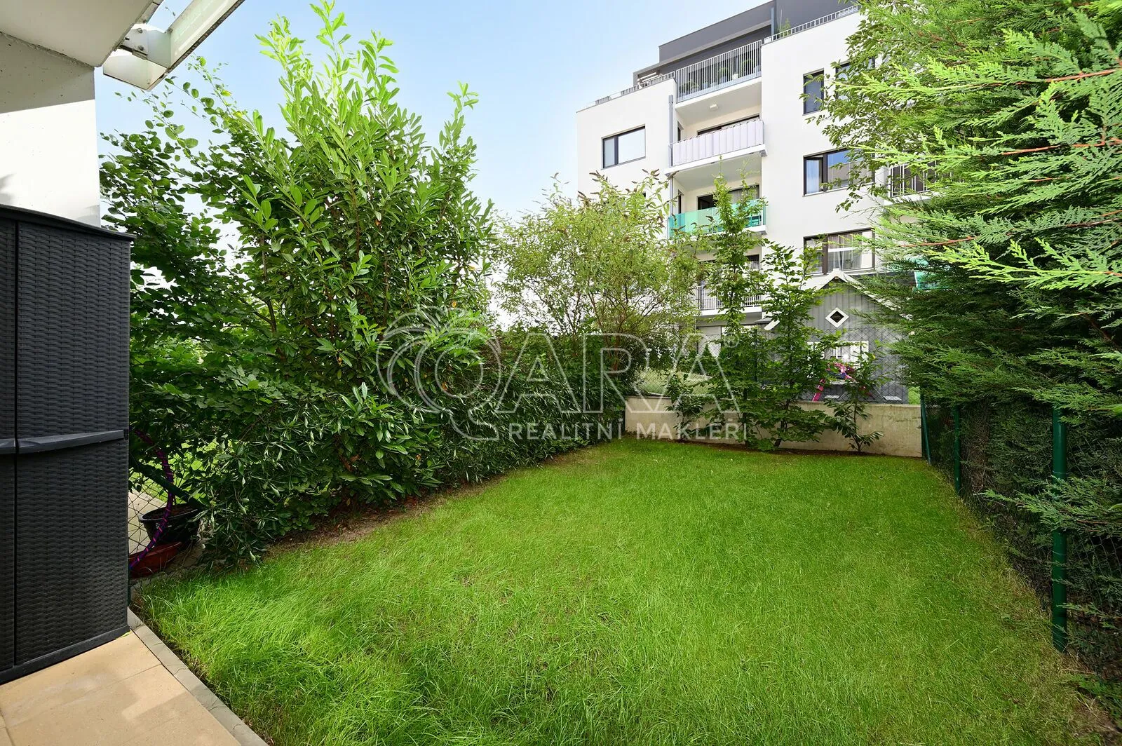 Moderní byt (ateliér) 1+kk, 39 m² s předzahrádkou 30 m², sklep 5 m², ul. Poštova, Dolní Chabry