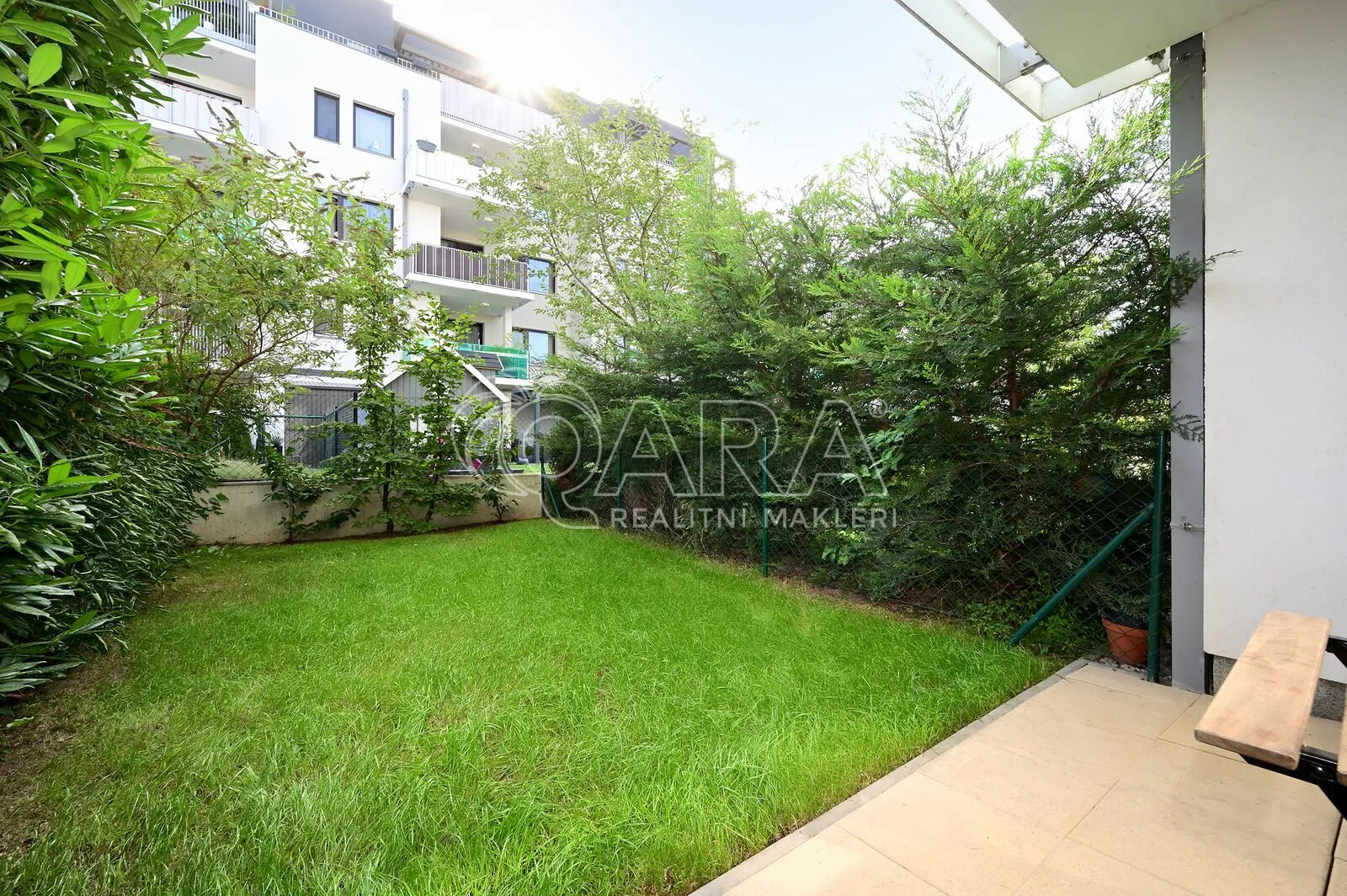 Moderní byt (ateliér) 1+kk, 39 m² s předzahrádkou 30 m², sklep 5 m², ul. Poštova, Dolní Chabry