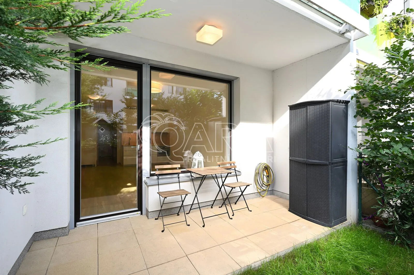 Moderní byt (ateliér) 1+kk, 39 m² s předzahrádkou 30 m², sklep 5 m², ul. Poštova, Dolní Chabry
