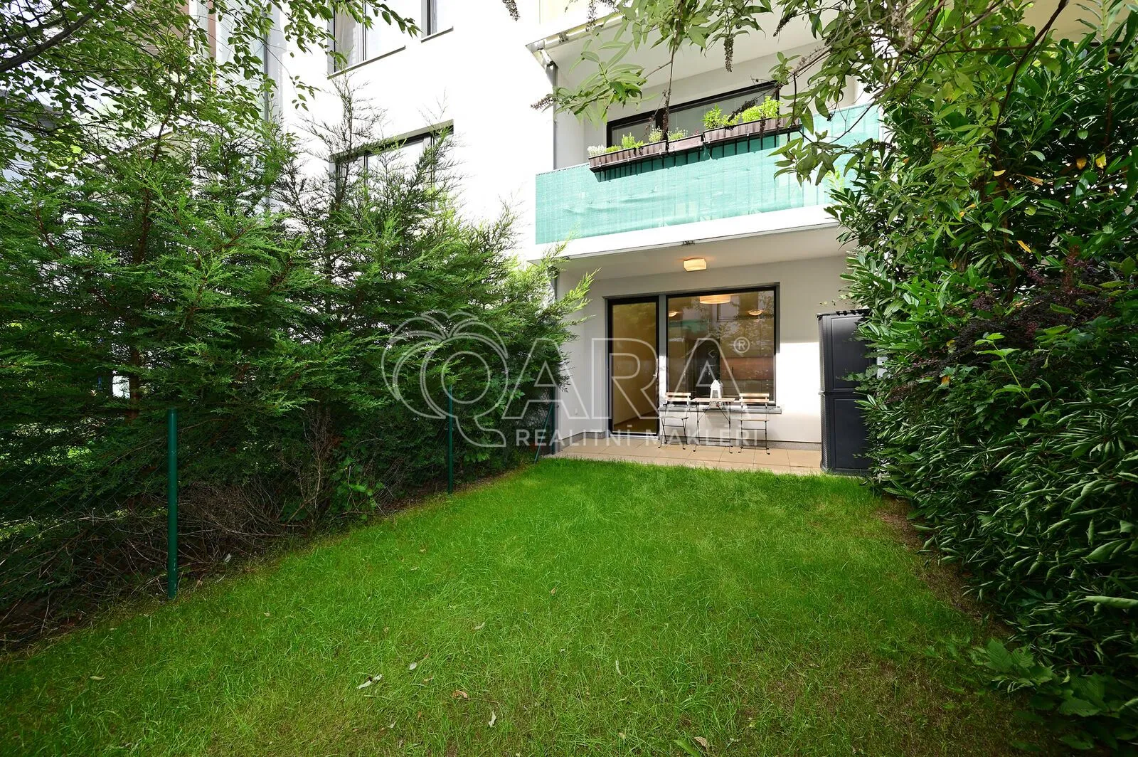 Moderní byt (ateliér) 1+kk, 39 m² s předzahrádkou 30 m², sklep 5 m², ul. Poštova, Dolní Chabry
