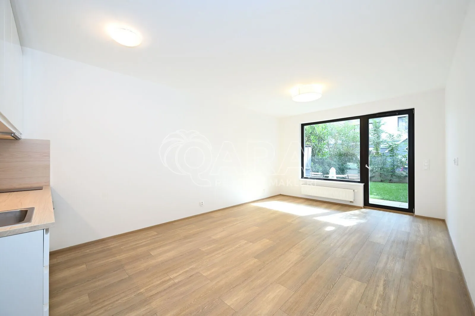 Moderní byt (ateliér) 1+kk, 39 m² s předzahrádkou 30 m², sklep 5 m², ul. Poštova, Dolní Chabry