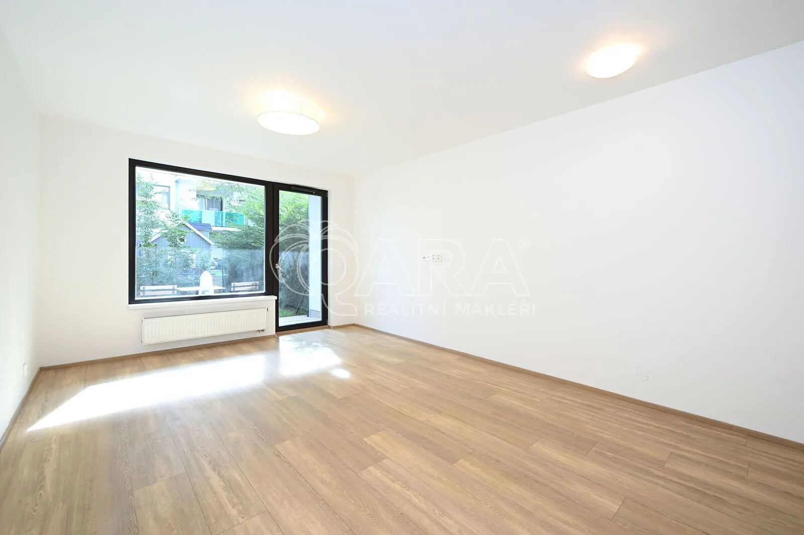 Moderní byt (ateliér) 1+kk, 39 m² s předzahrádkou 30 m², sklep 5 m², ul. Poštova, Dolní Chabry