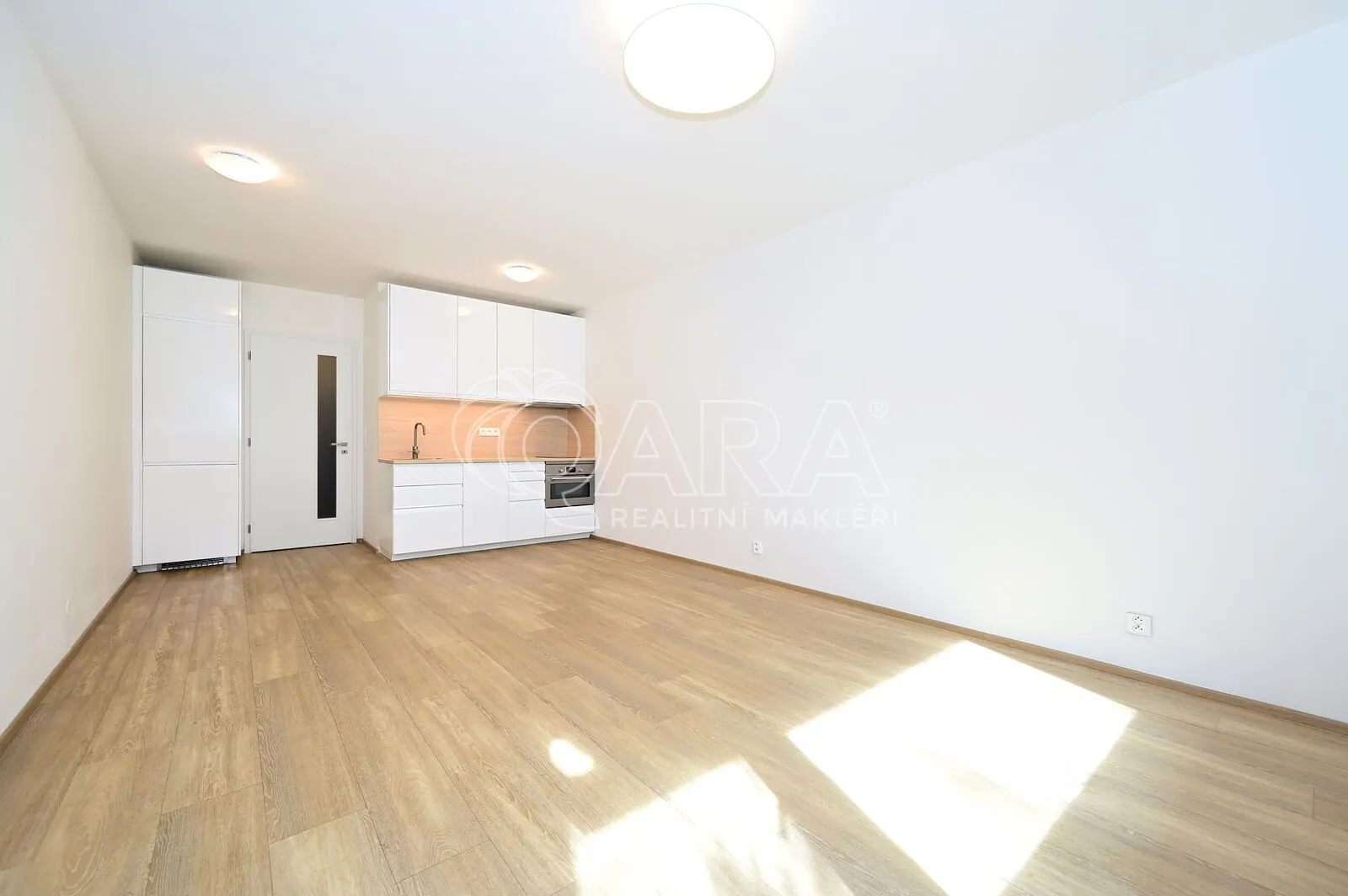 Moderní byt (ateliér) 1+kk, 39 m² s předzahrádkou 30 m², sklep 5 m², ul. Poštova, Dolní Chabry