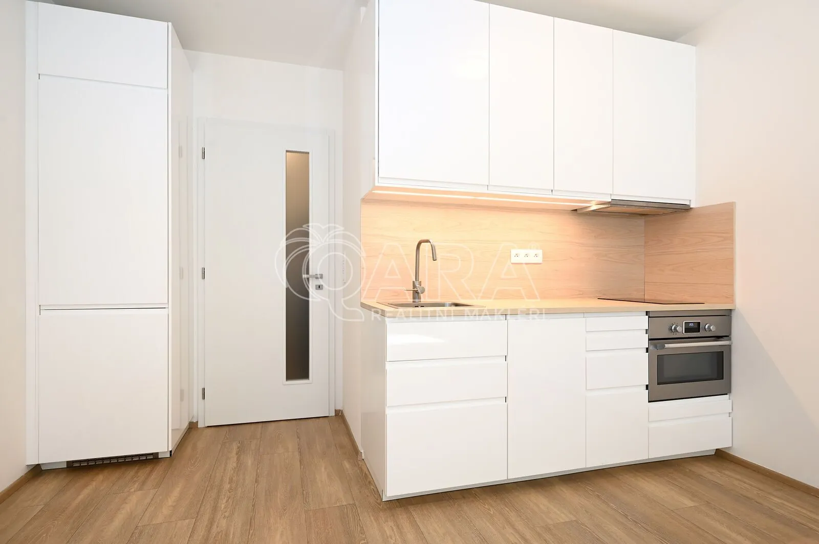 Moderní byt (ateliér) 1+kk, 39 m² s předzahrádkou 30 m², sklep 5 m², ul. Poštova, Dolní Chabry