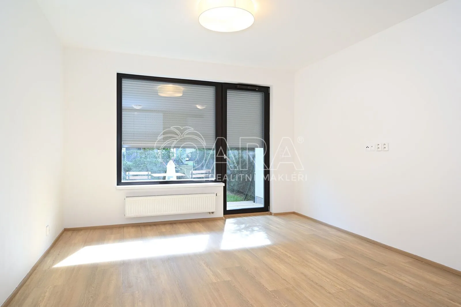 Moderní byt (ateliér) 1+kk, 39 m² s předzahrádkou 30 m², sklep 5 m², ul. Poštova, Dolní Chabry