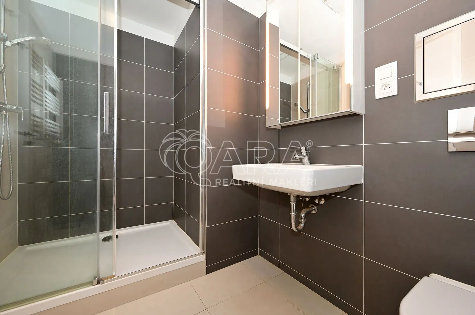 Moderní byt (ateliér) 1+kk, 39 m² s předzahrádkou 30 m², sklep 5 m², ul. Poštova, Dolní Chabry