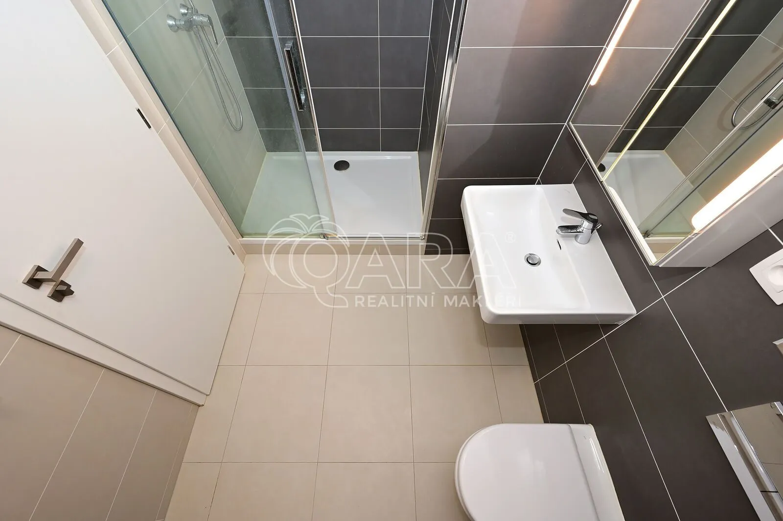 Moderní byt (ateliér) 1+kk, 39 m² s předzahrádkou 30 m², sklep 5 m², ul. Poštova, Dolní Chabry
