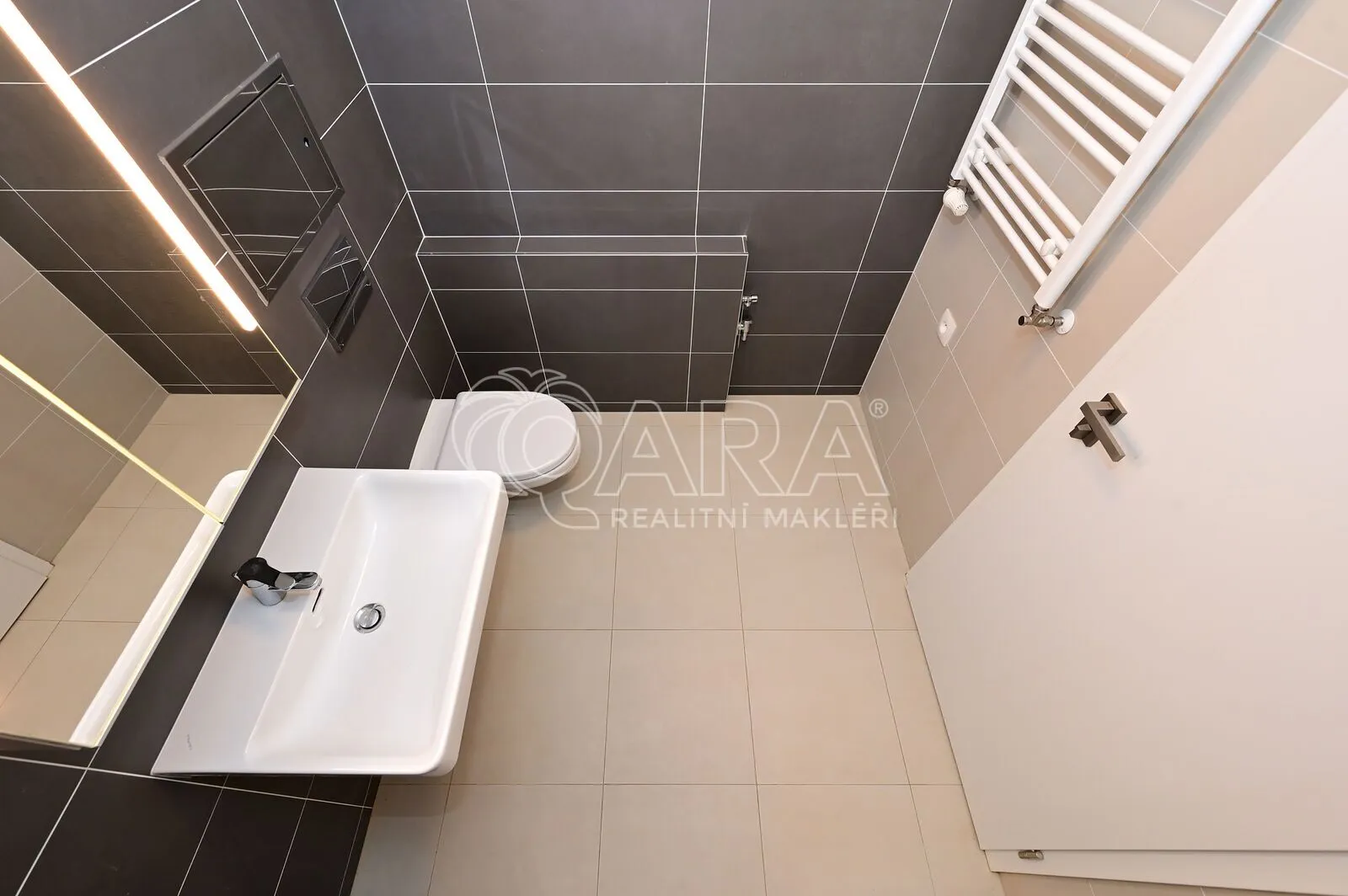 Moderní byt (ateliér) 1+kk, 39 m² s předzahrádkou 30 m², sklep 5 m², ul. Poštova, Dolní Chabry