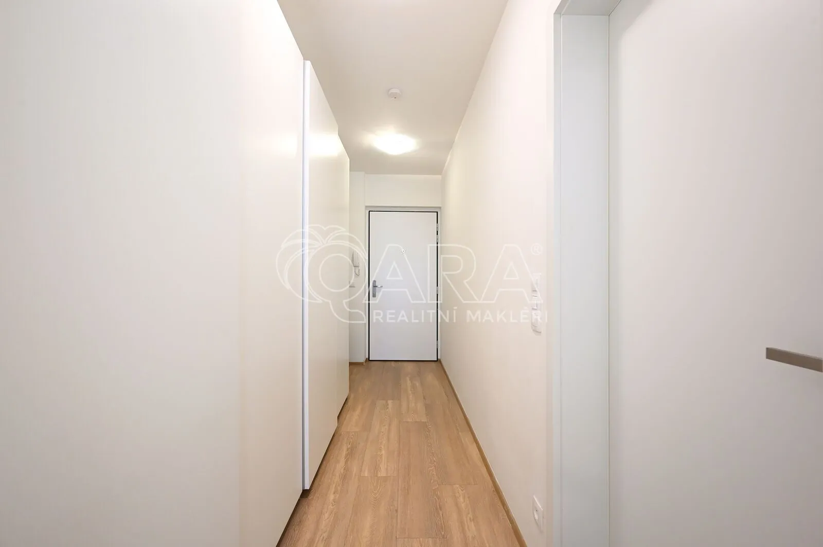 Moderní byt (ateliér) 1+kk, 39 m² s předzahrádkou 30 m², sklep 5 m², ul. Poštova, Dolní Chabry