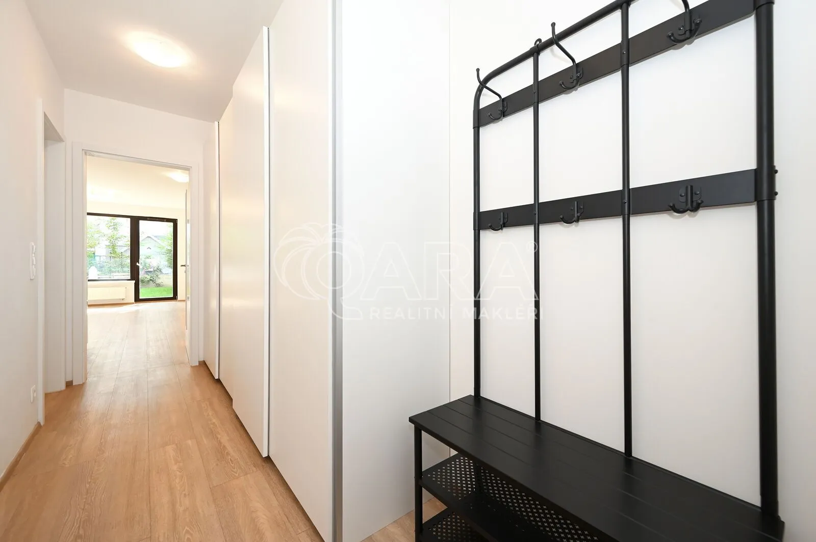 Moderní byt (ateliér) 1+kk, 39 m² s předzahrádkou 30 m², sklep 5 m², ul. Poštova, Dolní Chabry