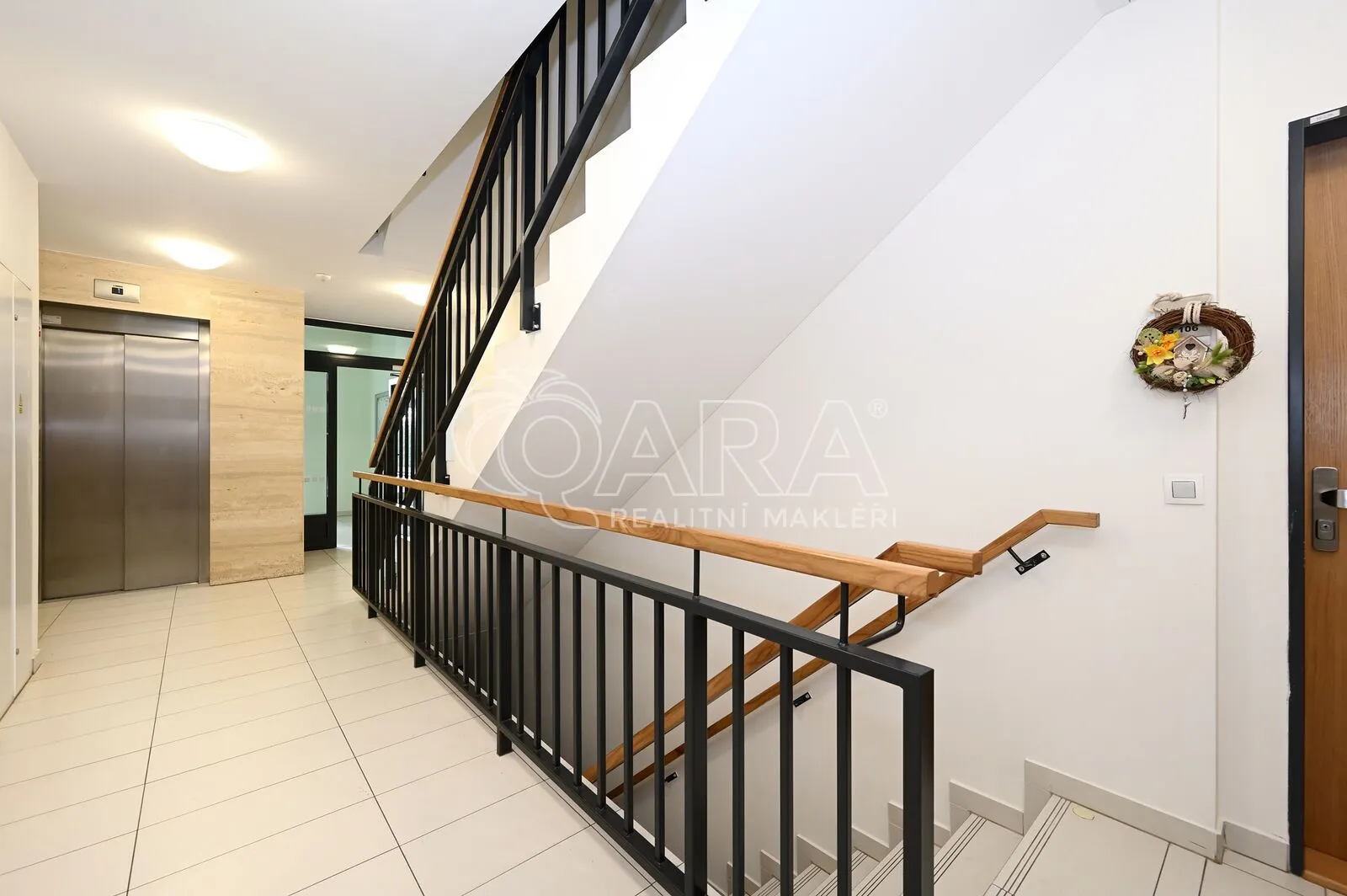 Moderní byt (ateliér) 1+kk, 39 m² s předzahrádkou 30 m², sklep 5 m², ul. Poštova, Dolní Chabry