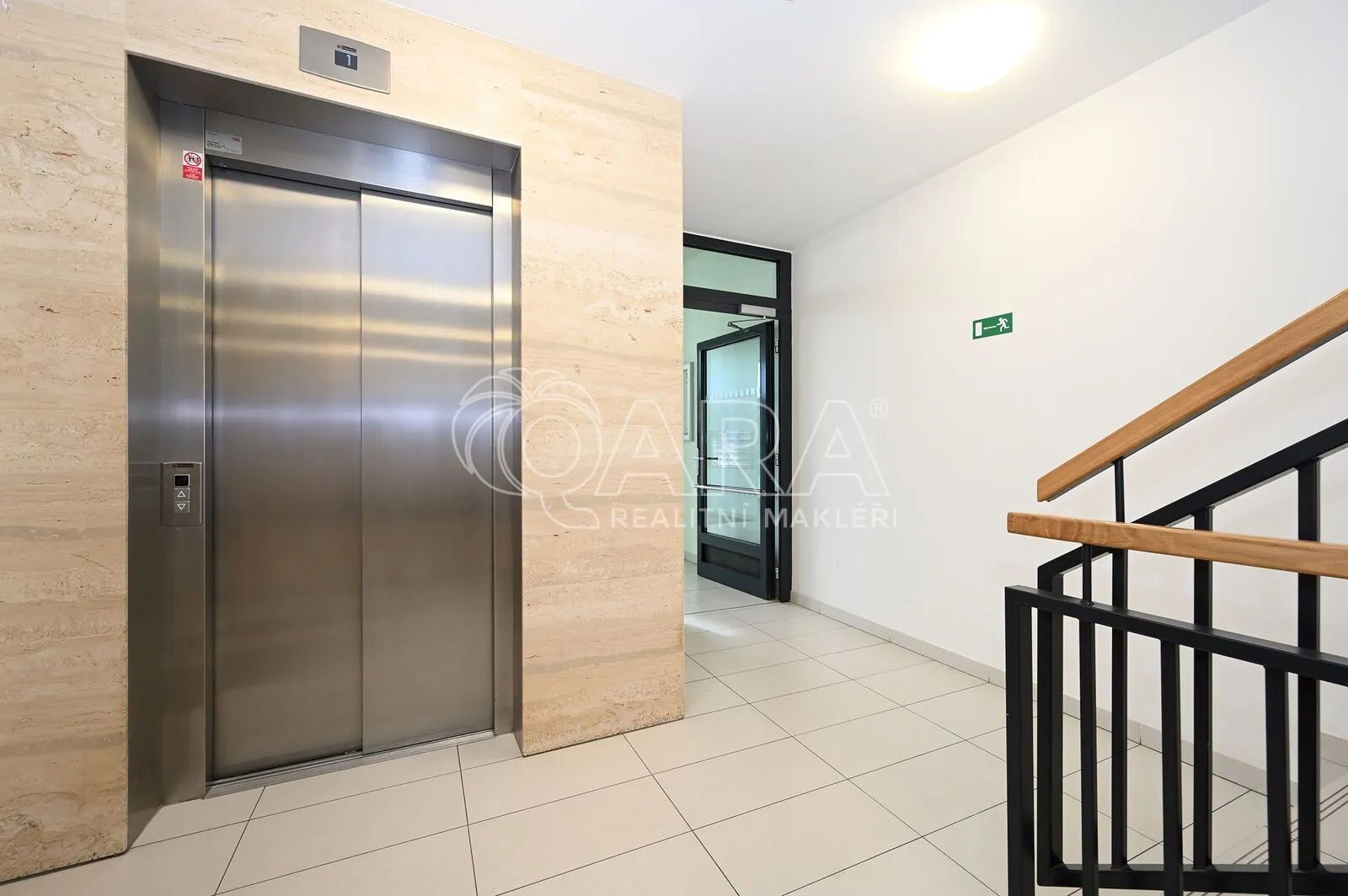 Moderní byt (ateliér) 1+kk, 39 m² s předzahrádkou 30 m², sklep 5 m², ul. Poštova, Dolní Chabry