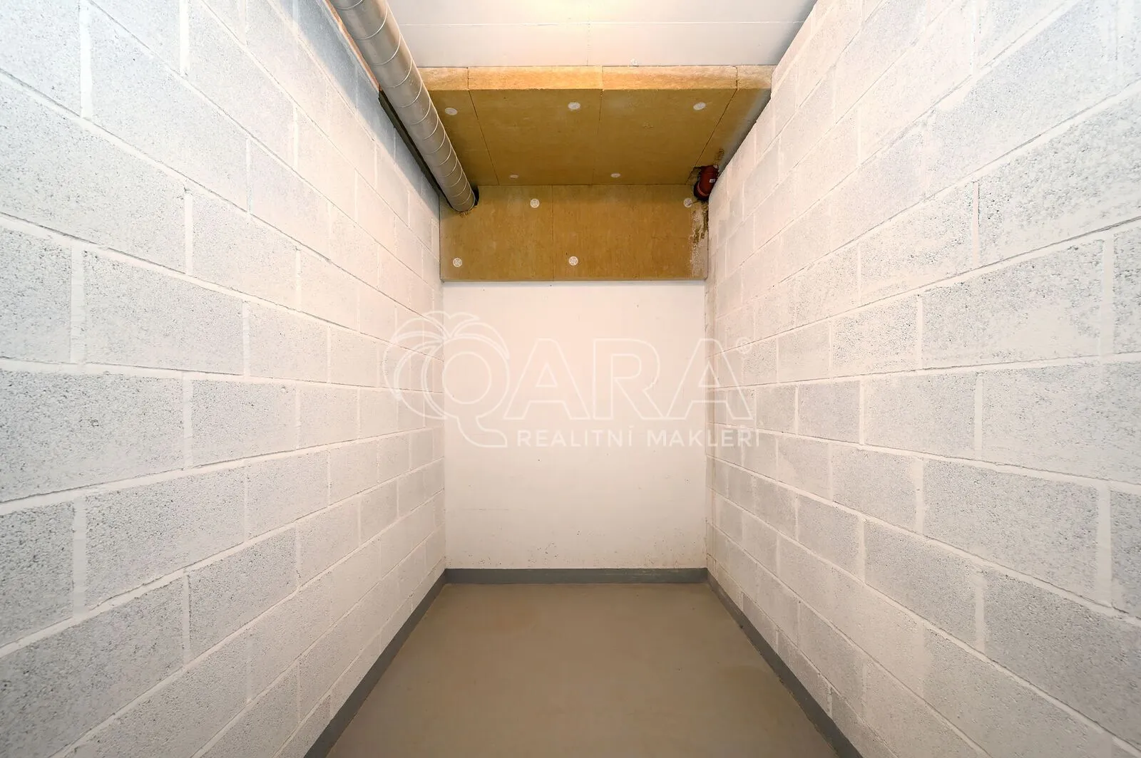 Moderní byt (ateliér) 1+kk, 39 m² s předzahrádkou 30 m², sklep 5 m², ul. Poštova, Dolní Chabry