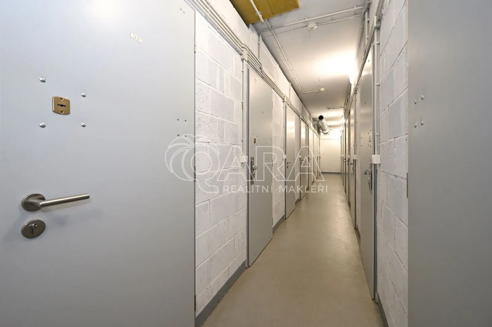 Moderní byt (ateliér) 1+kk, 39 m² s předzahrádkou 30 m², sklep 5 m², ul. Poštova, Dolní Chabry