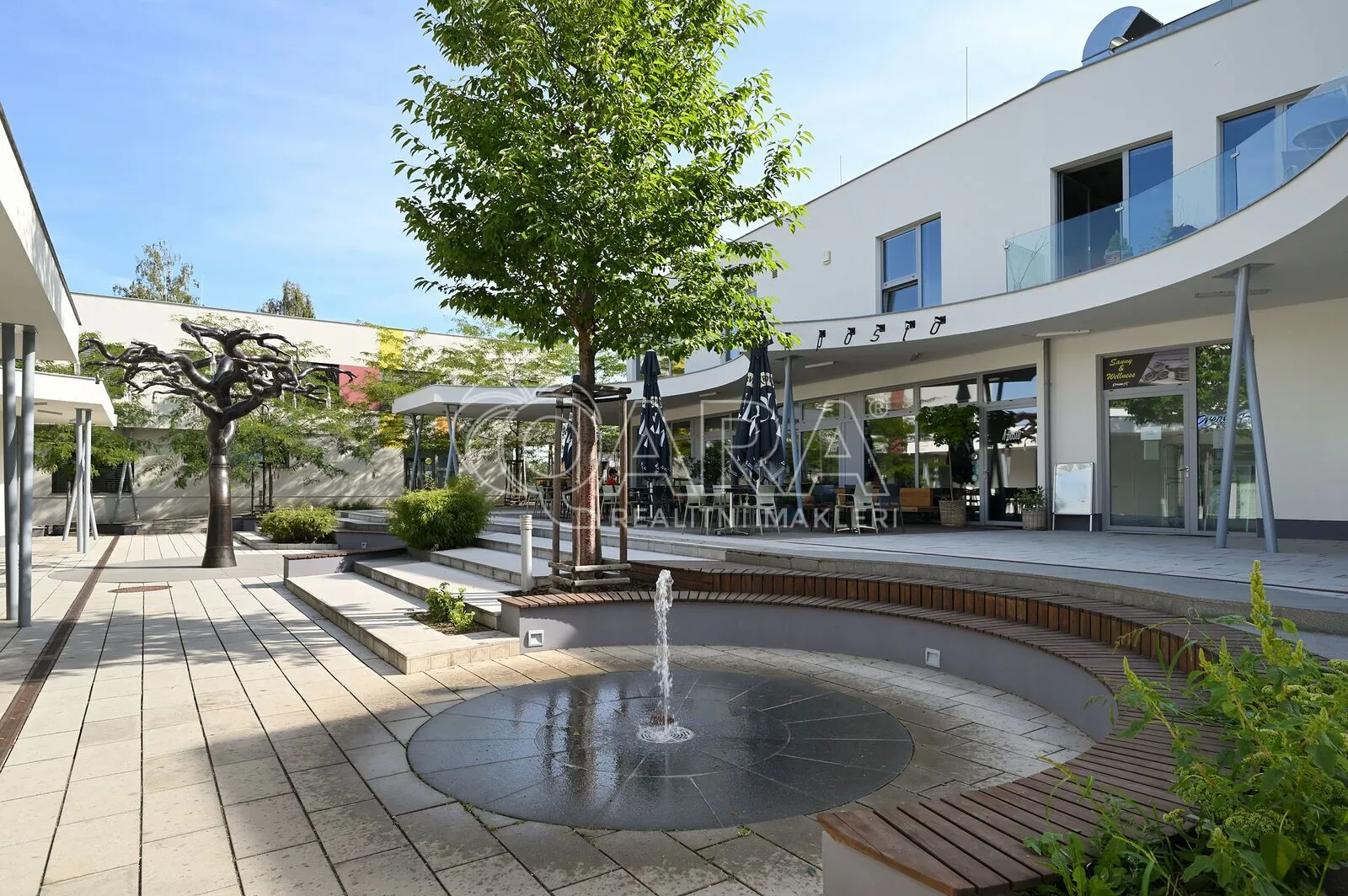 Moderní byt (ateliér) 1+kk, 39 m² s předzahrádkou 30 m², sklep 5 m², ul. Poštova, Dolní Chabry