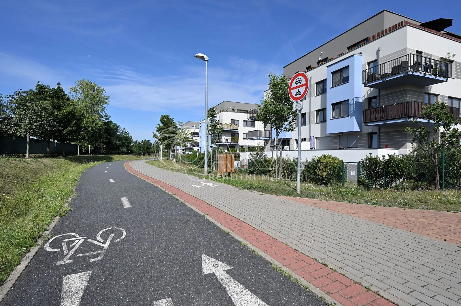 Moderní byt (ateliér) 1+kk, 39 m² s předzahrádkou 30 m², sklep 5 m², ul. Poštova, Dolní Chabry