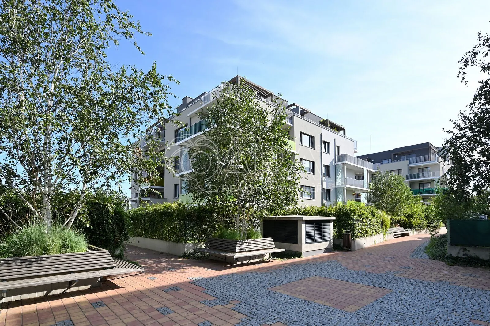 Moderní byt (ateliér) 1+kk, 39 m² s předzahrádkou 30 m², sklep 5 m², ul. Poštova, Dolní Chabry