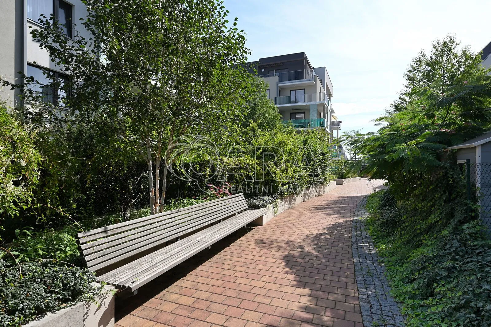 Moderní byt (ateliér) 1+kk, 39 m² s předzahrádkou 30 m², sklep 5 m², ul. Poštova, Dolní Chabry