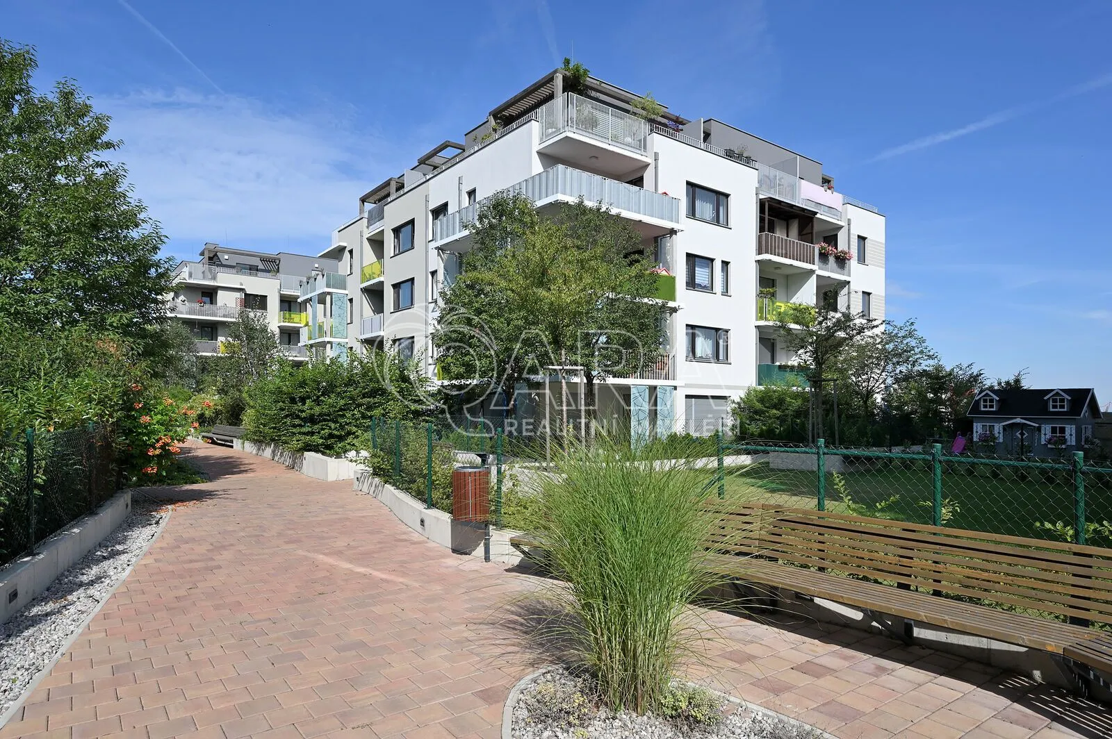 Moderní byt (ateliér) 1+kk, 39 m² s předzahrádkou 30 m², sklep 5 m², ul. Poštova, Dolní Chabry