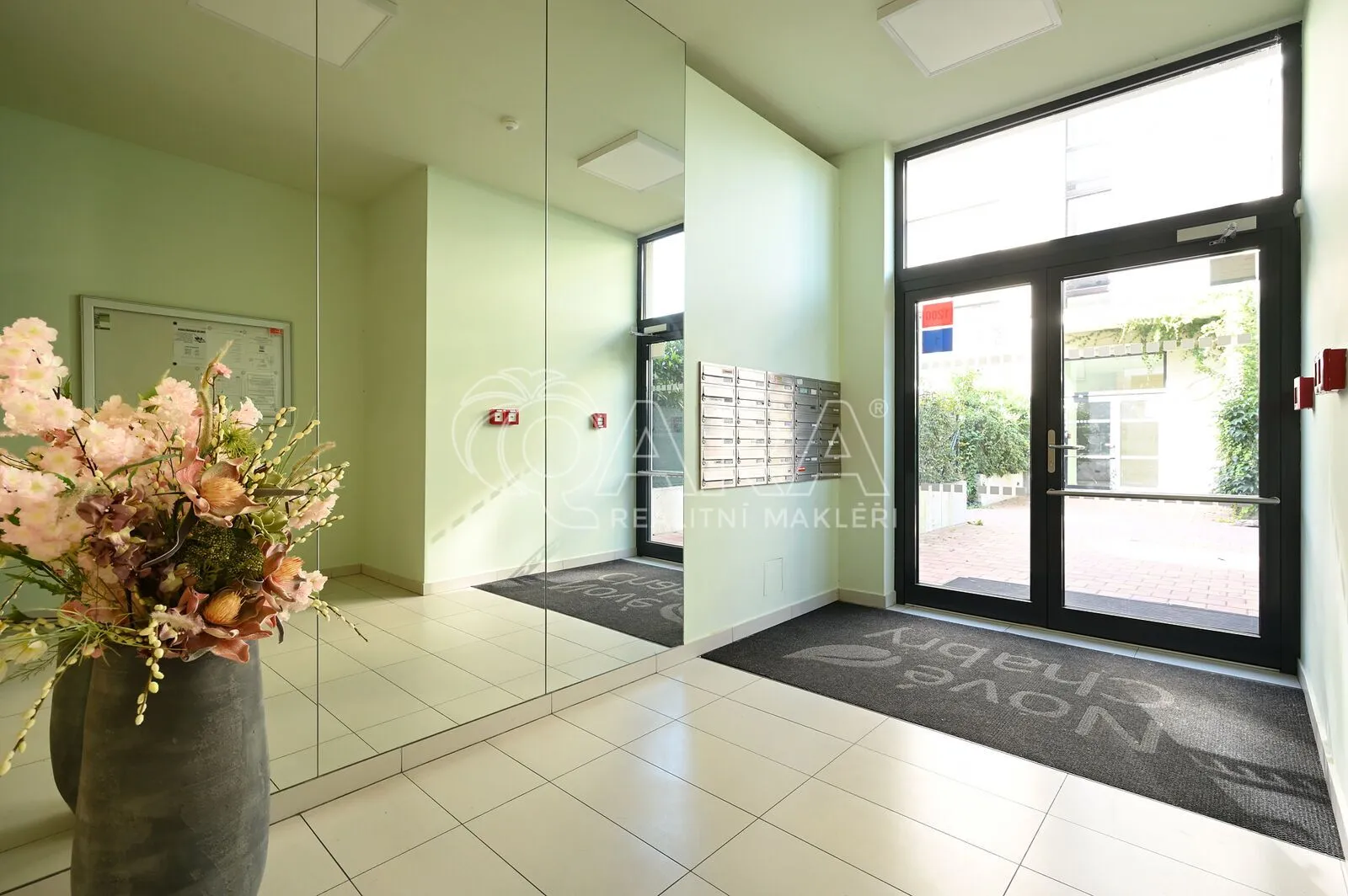Moderní byt (ateliér) 1+kk, 39 m² s předzahrádkou 30 m², sklep 5 m², ul. Poštova, Dolní Chabry
