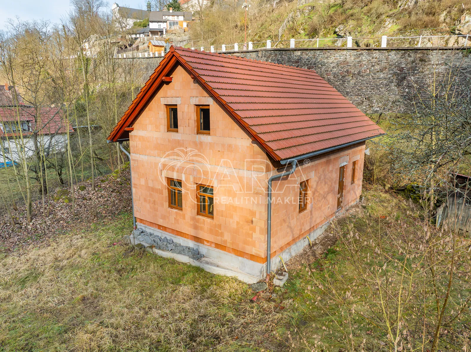 Rodinný dům (hrubá stavba), 3+1, 85 m², pozemek 1 454 m², ul. Nádražní – Rataje nad Sázavou