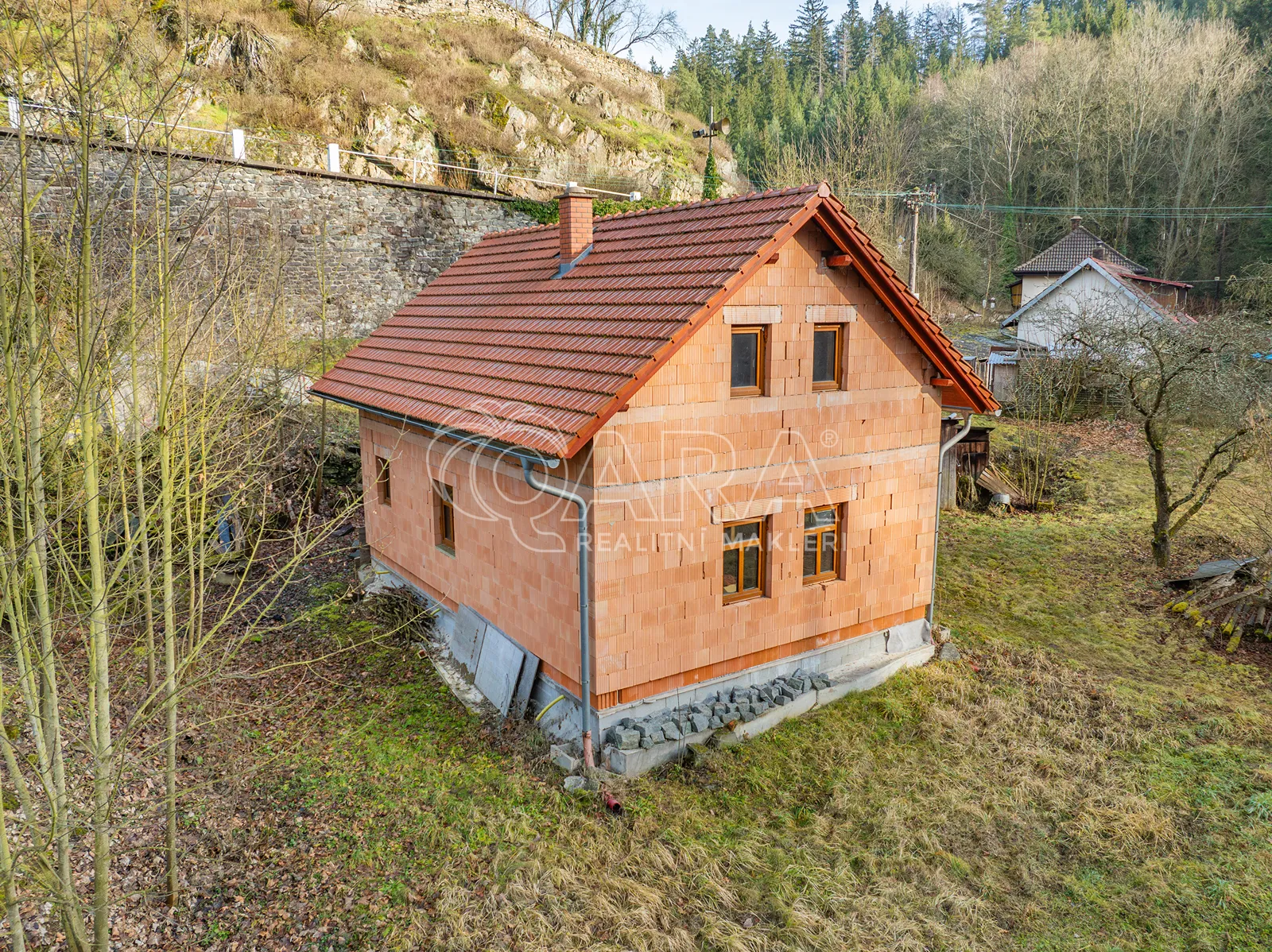 Rodinný dům (hrubá stavba), 3+1, 85 m², pozemek 1 454 m², ul. Nádražní – Rataje nad Sázavou
