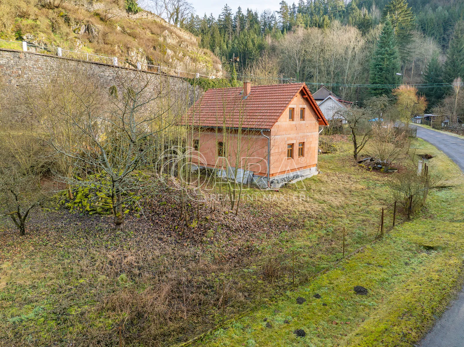 Rodinný dům (hrubá stavba), 3+1, 85 m², pozemek 1 454 m², ul. Nádražní – Rataje nad Sázavou