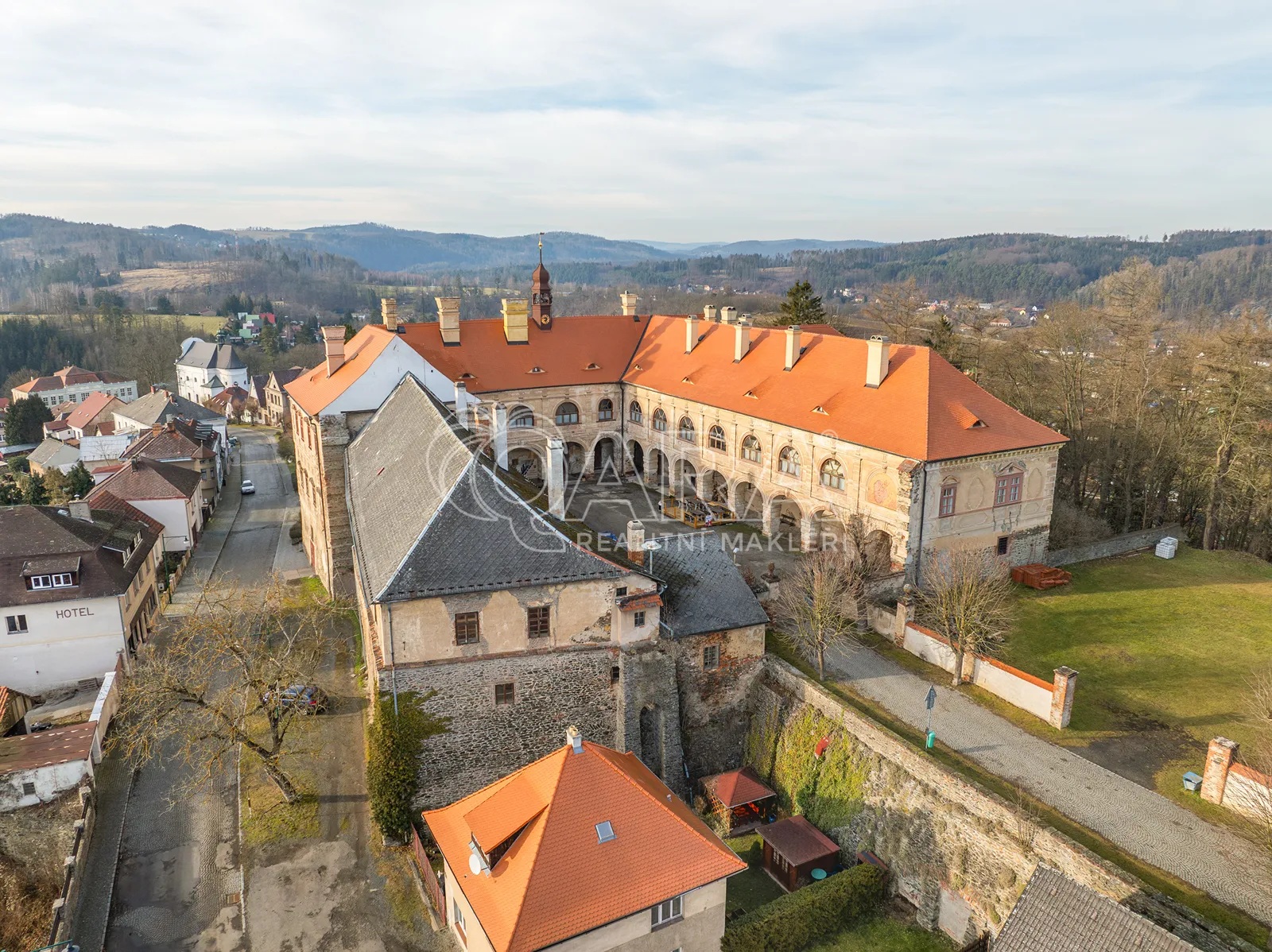 Rodinný dům (hrubá stavba), 3+1, 85 m², pozemek 1 454 m², ul. Nádražní – Rataje nad Sázavou