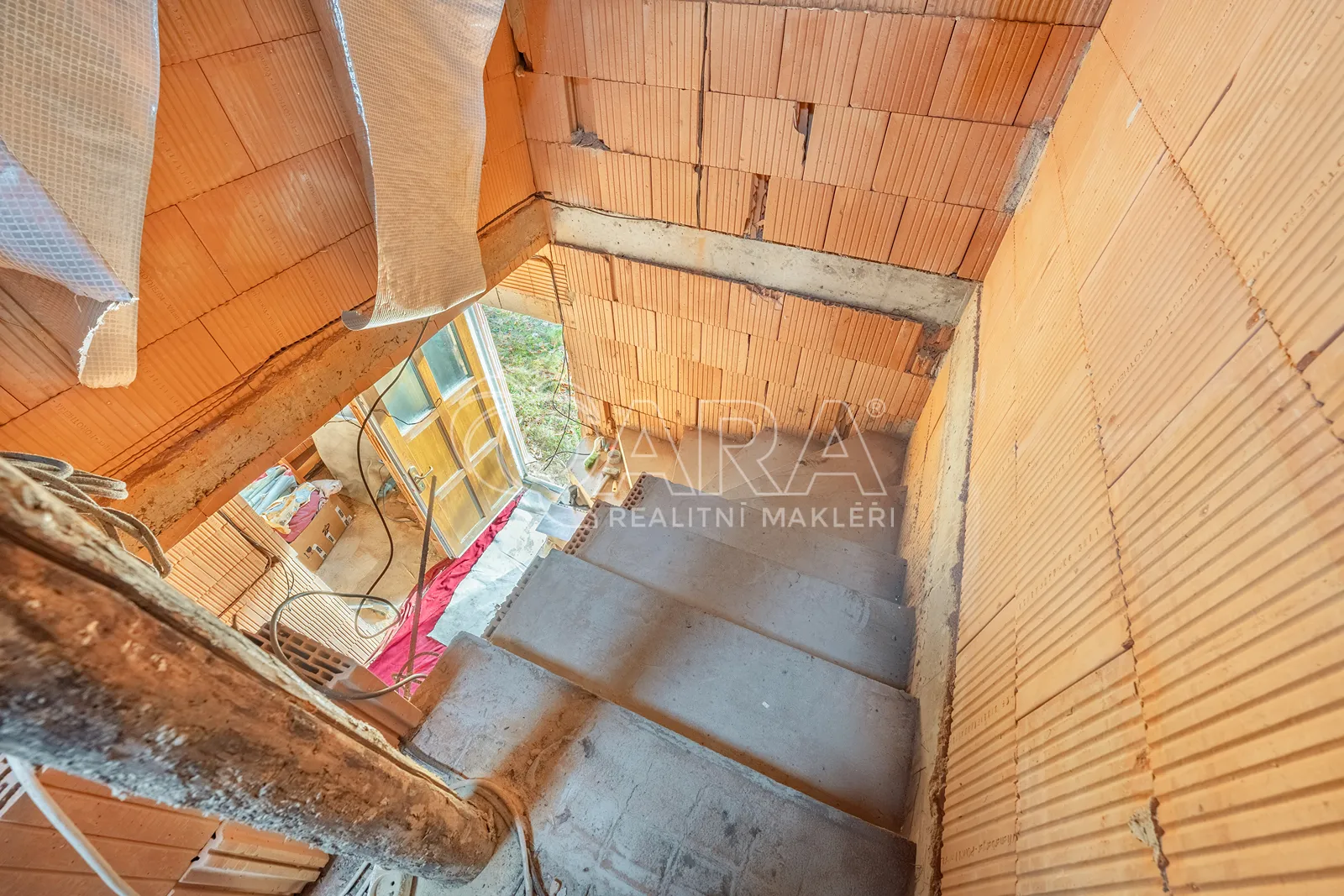 Rodinný dům (hrubá stavba), 3+1, 85 m², pozemek 1 454 m², ul. Nádražní – Rataje nad Sázavou