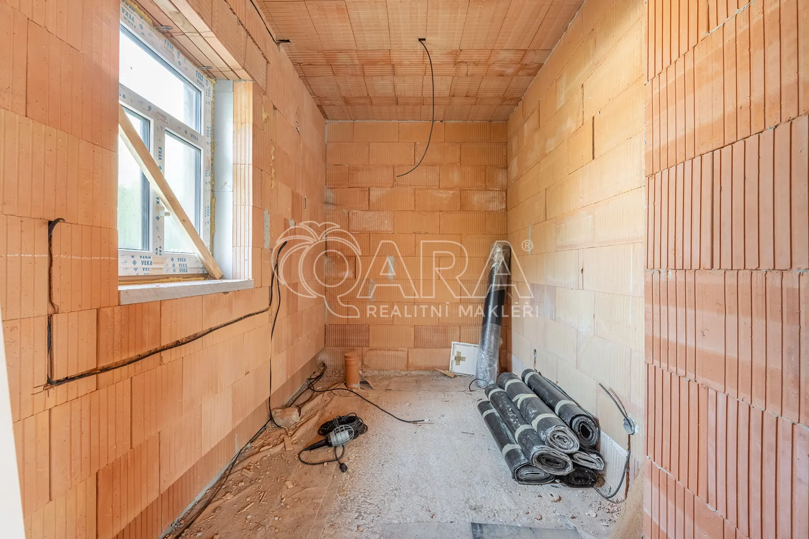 Rodinný dům (hrubá stavba), 3+1, 85 m², pozemek 1 454 m², ul. Nádražní – Rataje nad Sázavou
