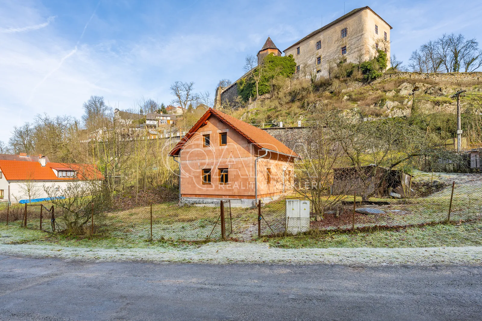Rodinný dům (hrubá stavba), 3+1, 85 m², pozemek 1 454 m², ul. Nádražní – Rataje nad Sázavou