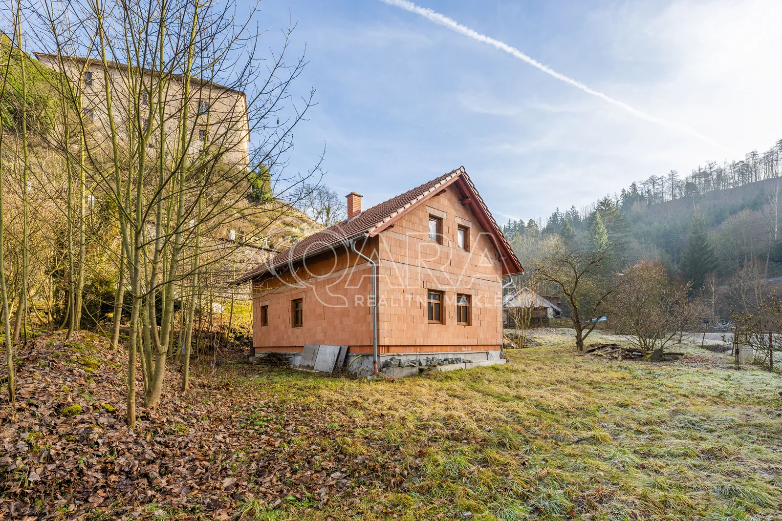 Rodinný dům (hrubá stavba), 3+1, 85 m², pozemek 1 454 m², ul. Nádražní – Rataje nad Sázavou
