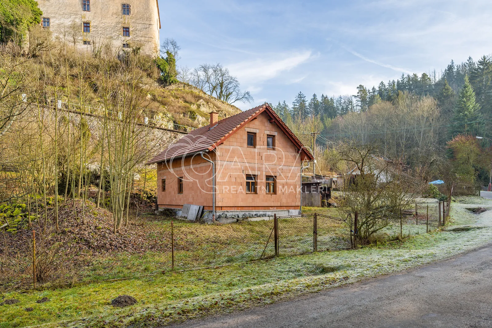 Rodinný dům (hrubá stavba), 3+1, 85 m², pozemek 1 454 m², ul. Nádražní – Rataje nad Sázavou
