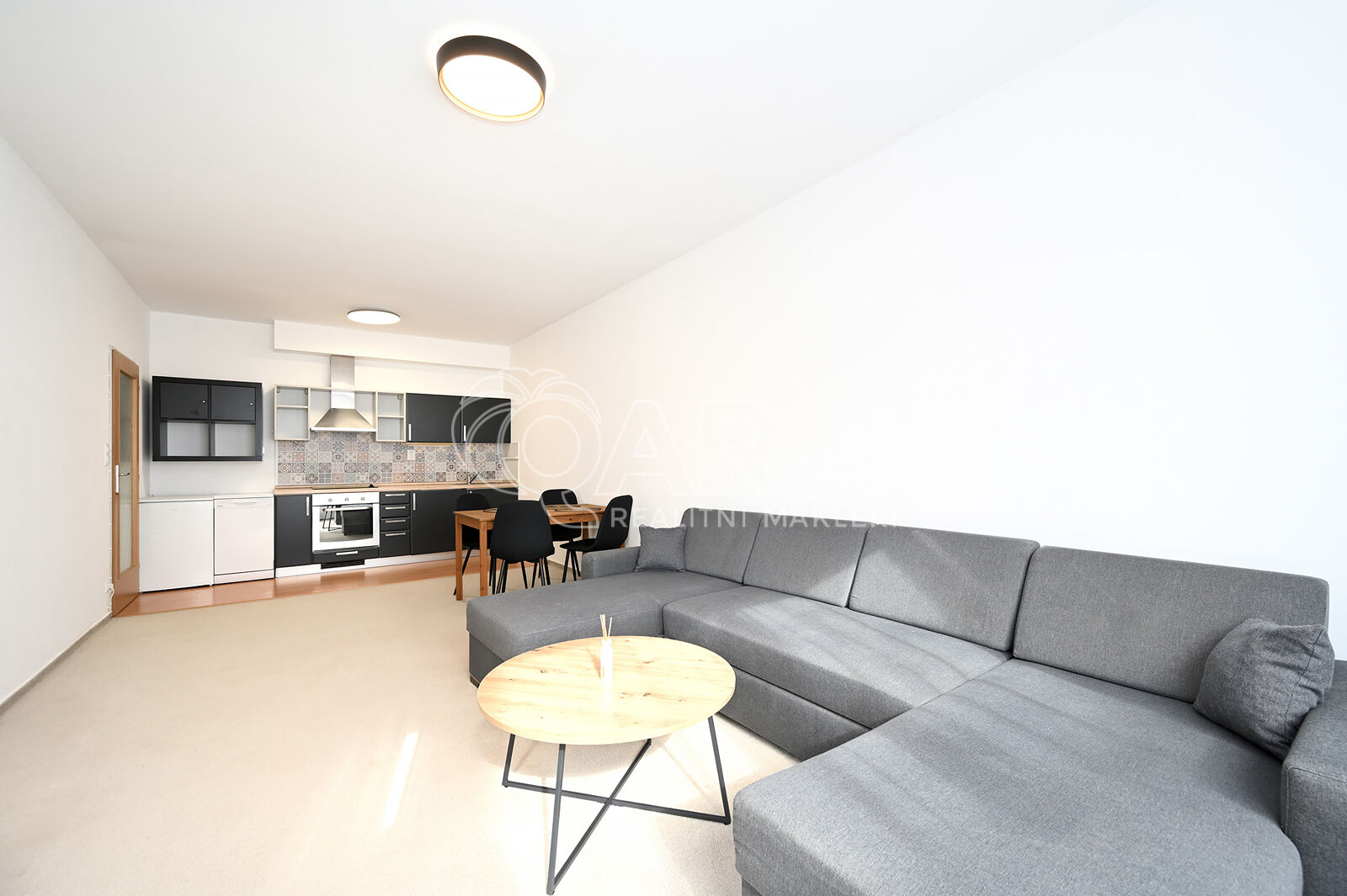 Byt 2+kk s předzahrádkou, 51 m² + 32 m², částečně zařízený, ul. Pod Harfou, Praha – Vysočany